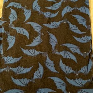 TC blue bat lularoe leggings. Good condition.